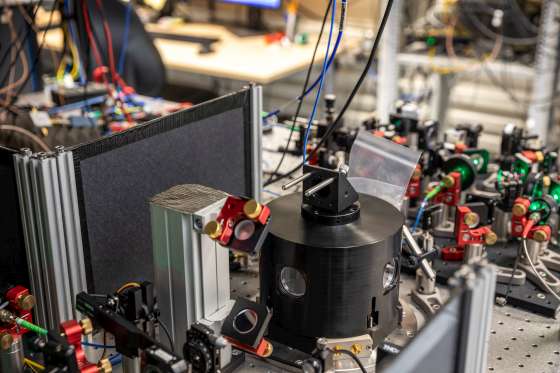 Delftse onderzoekers teleporteren informatie over rudimentair kwantumnetwerk