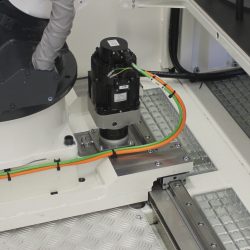 Knikarmrobot op de 7e as automatiseert het beladen van CNC-machines