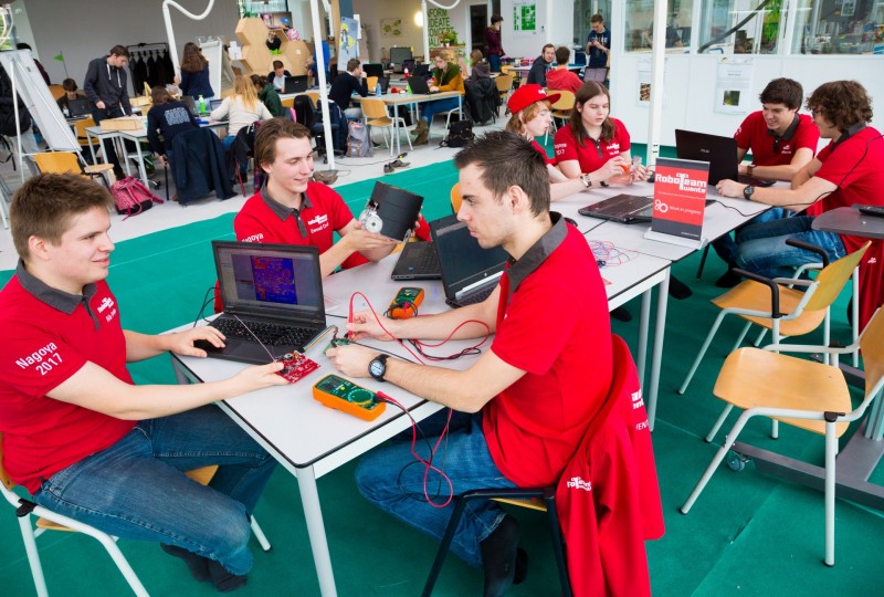 Roboteam Twente presenteert prototypes voetbalrobots - Engineers Online