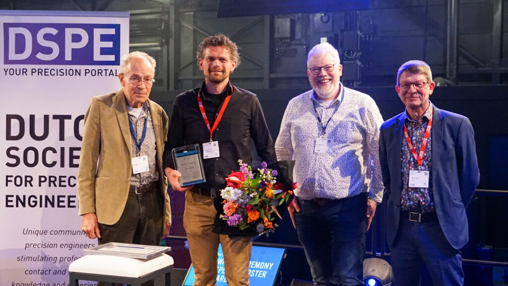 Uitreiking van de Rien Koster-prijs 2022. Van links naar rechts naamgever Rien Koster, winnaar Hans Vermeulen, juryvoorzitter Ton Peijnenburg en DSPE-voorzitter Hans Krikhaar. 