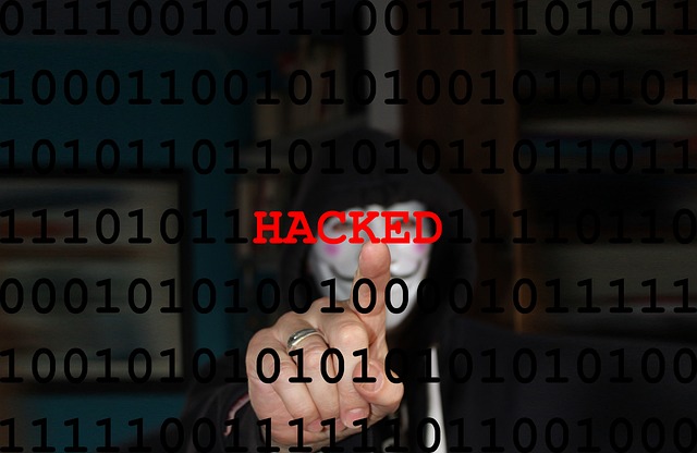 een hacker met de tekst 'hacked' en 1tjes en 0-tjes