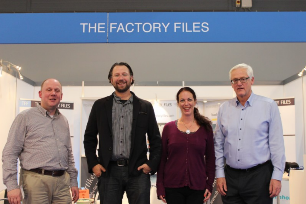 Bart Driessen uiterst rechts met naast zich van rechts naar links Joanna Hughes, Liam van Koert en Yves de Groote bij het eerste optreden van freelancerscollectief The Text Factory op de WoTS in 2016.
