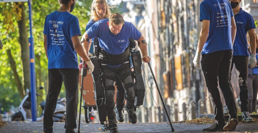 Koen van Zeeland, de bestuurder van het exoskelet van Project March, probeert hun nieuwe volledig dynamische en breingestuurde exoskelet